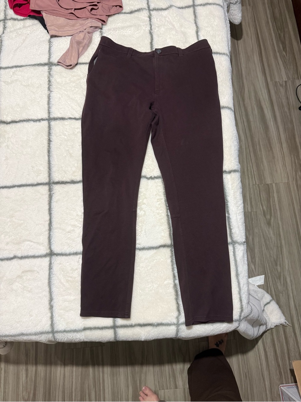 Men’s size 36 Vuori Plum Performance Pants